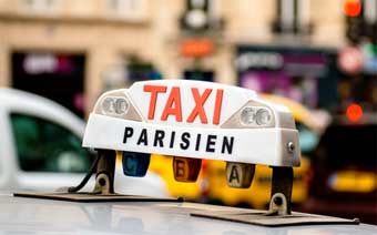 Taxi parisien dans les rues du 20ème arrondissement