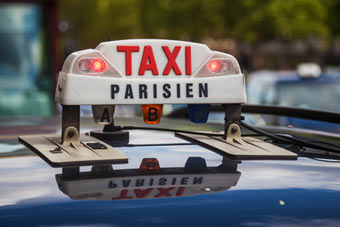 Un taxi parisien occupé